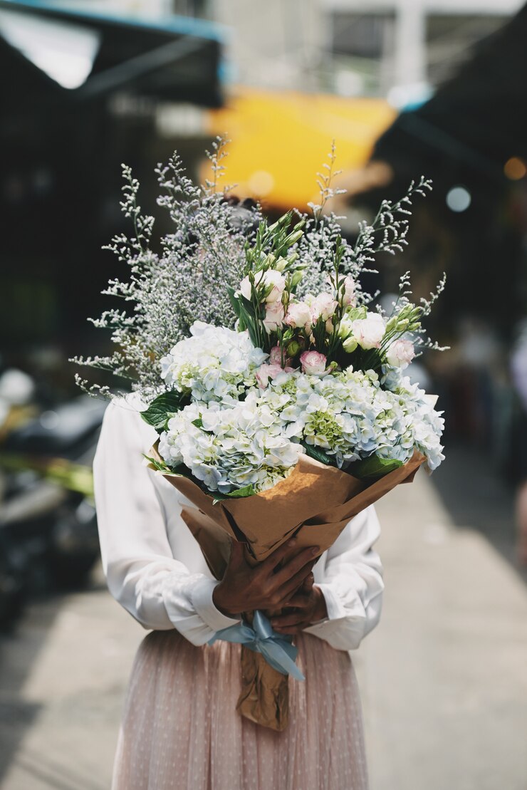무료 Photo 꽃다발을 가진 여자