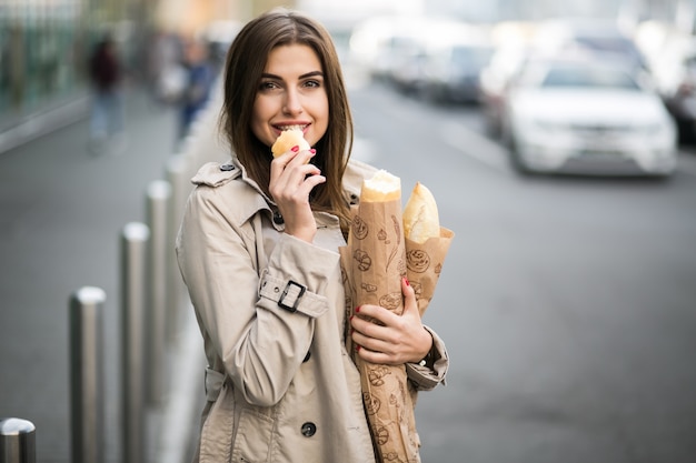 Donna con pane