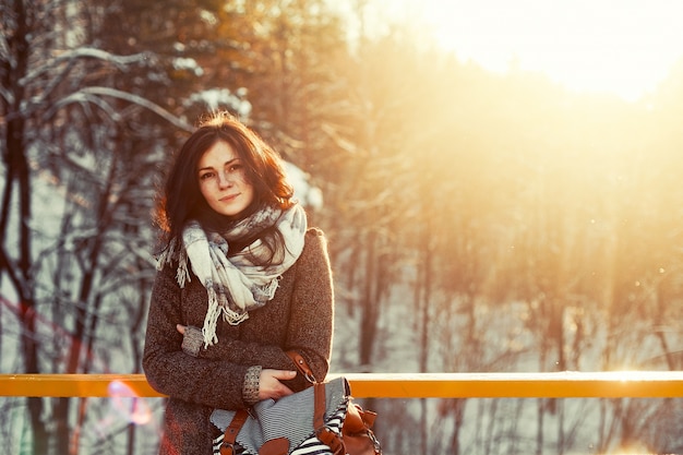 La donna con la spesa cappotto marrone la giornata sulla neve