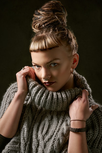 Free photo woman with bun wearing gray sweater