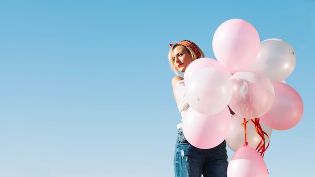 Foto gratuita donna con un mazzo di palloncini