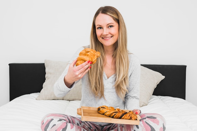 Free photo woman with buns looking at camera