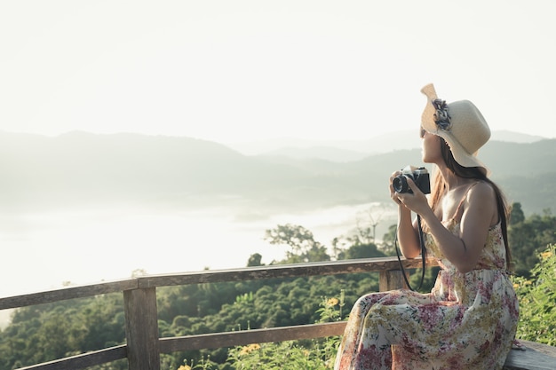 산 전망을 볼 수있는 카메라를 가진 여자