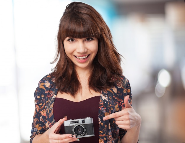 Foto gratuita donna con la macchina fotografica