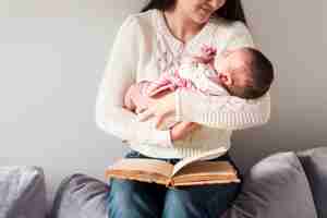 Foto gratuita donna con bambino e libro