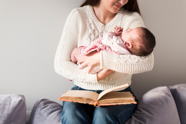 子供と本を持つ女性