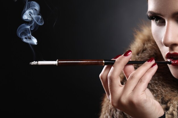 ヴィンテージ画像でタバコを持つ女性
