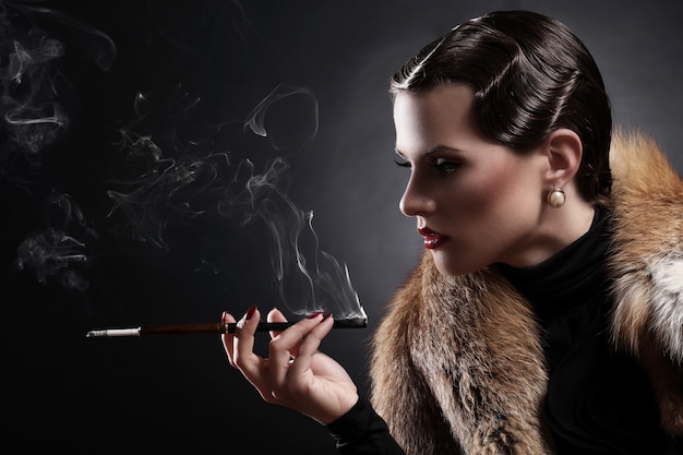 ヴィンテージ画像でタバコを持つ女性