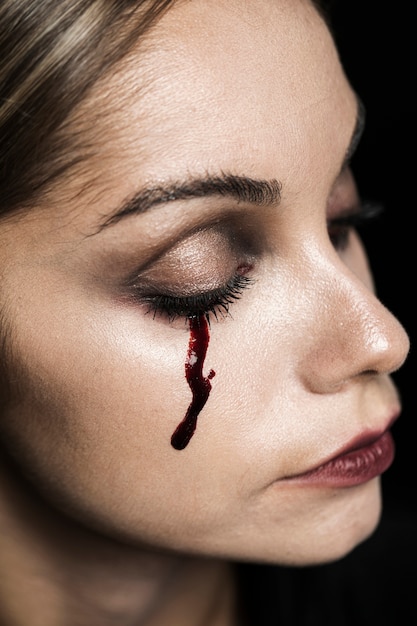 Женщина с закрытыми глазами и составом крови