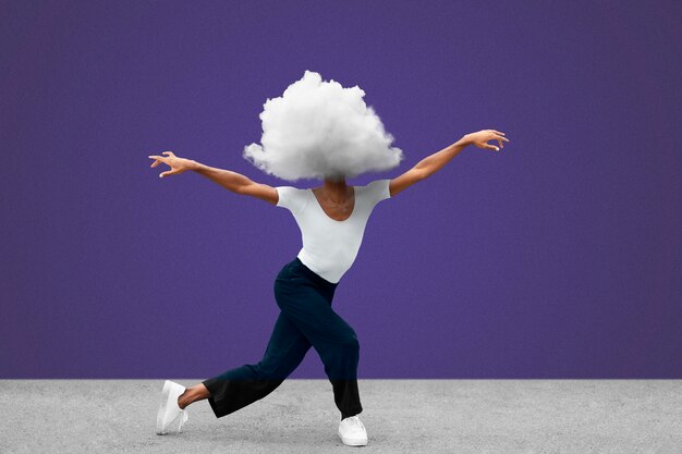 구름 모양의 머리를 가진 여자가 춤을 추고 있다