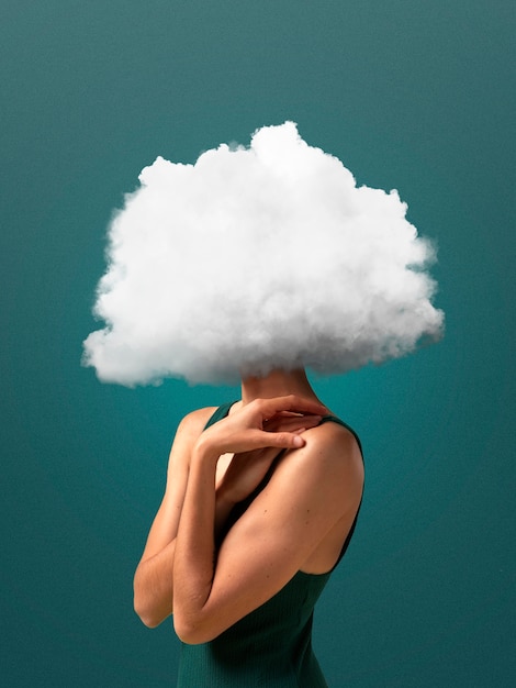 雲の形をした頭の側面図を持つ女性