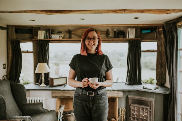 Женщина с макетом чашки кофе в каюте