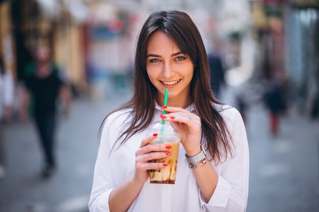 Женщина с кофе на улице