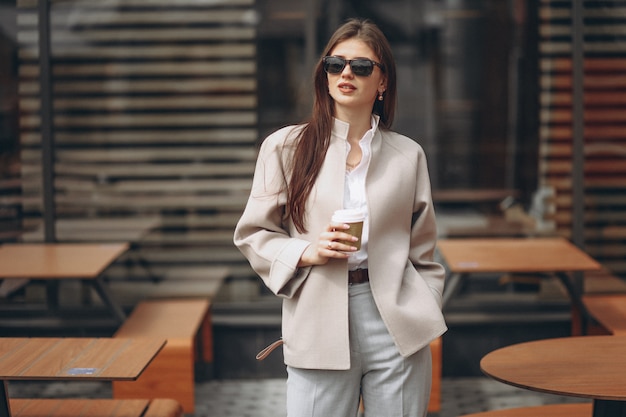 Foto gratuita donna con caffè