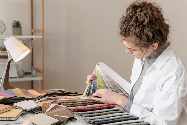 Foto gratuita donna con colpo medio tavolozza dei colori