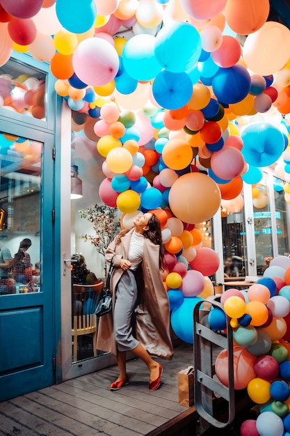 Foto gratuita donna con palloncini colorati