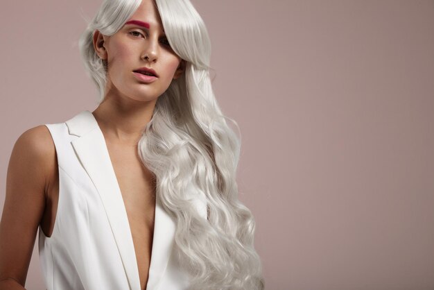 Женщина с креативными цветными волосами и розовым макияжем