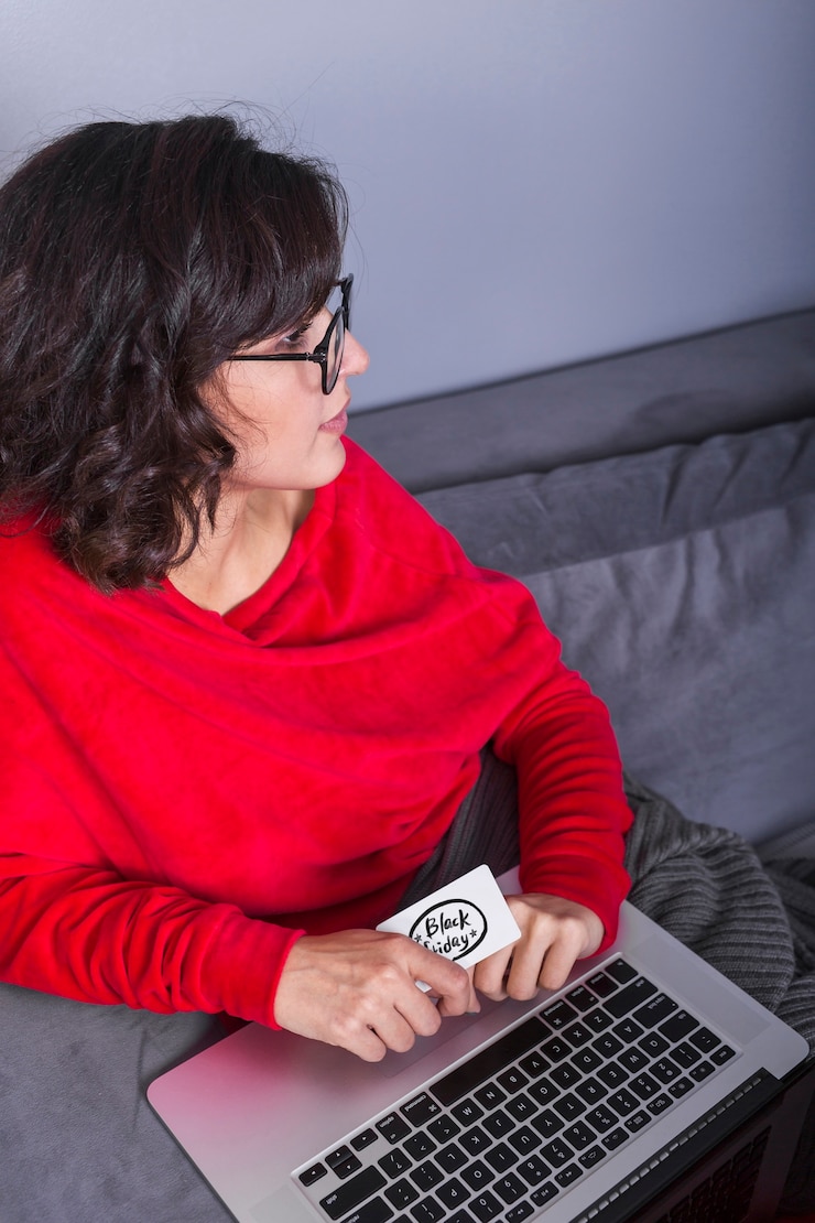 Free Photo woman with credit card and laptop 