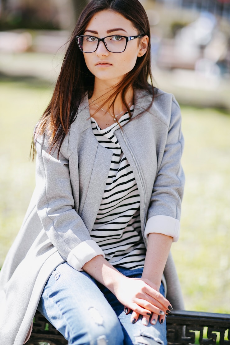 無料Photo 交差した手を持つ女性