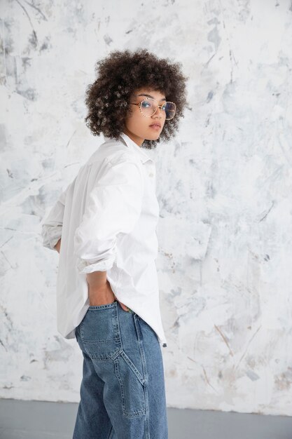 Woman with curly hair posing in a confident way