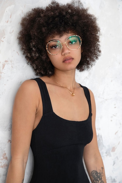 Woman with curly hair posing in a confident way