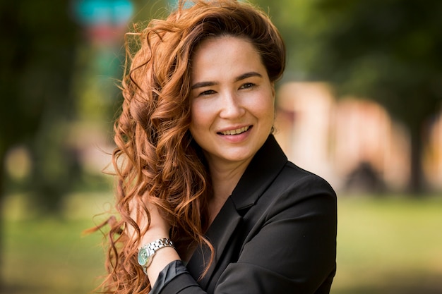 Free photo woman with curly hair posing