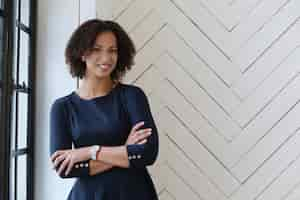 Free photo woman with curly hair and smiling