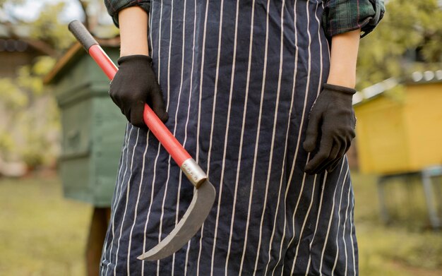 切削工具を持つ女性