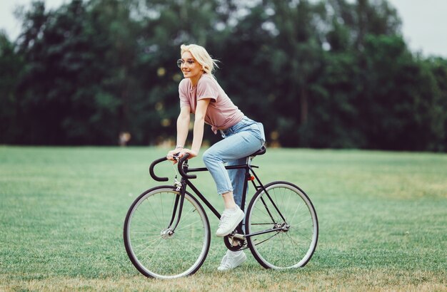 サイクリングをする女性