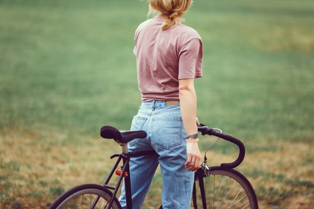 サイクリングをする女性