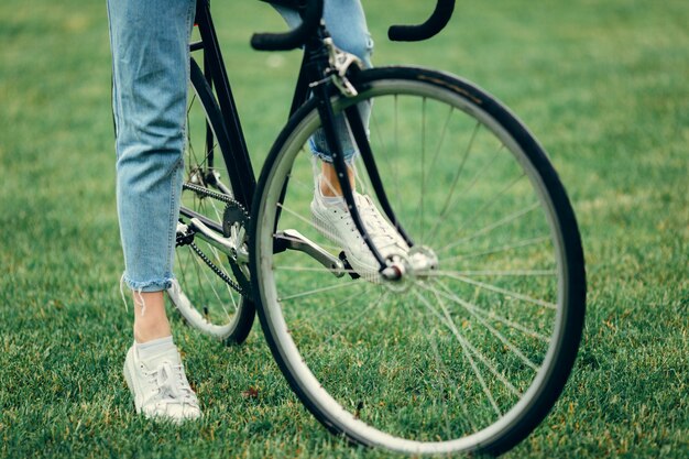 サイクリングをする女性