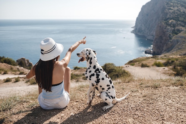 免费的照片的女人dalmatin狗在户外