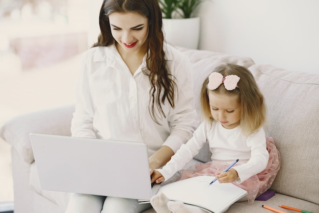 Женщина с дочерью, используя портативный компьютер