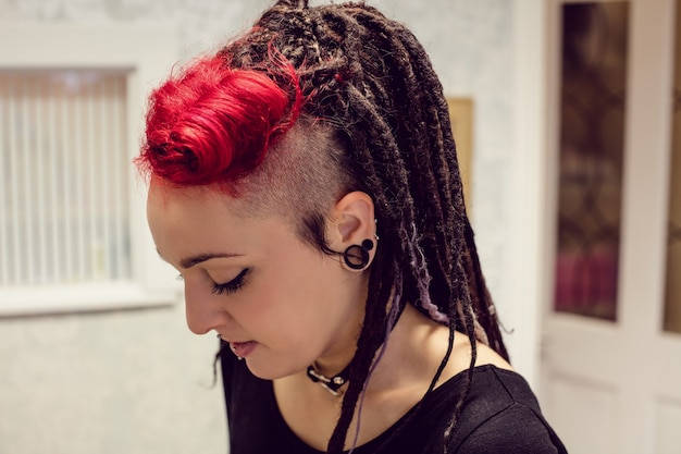 Foto gratuita donna con i dreadlocks