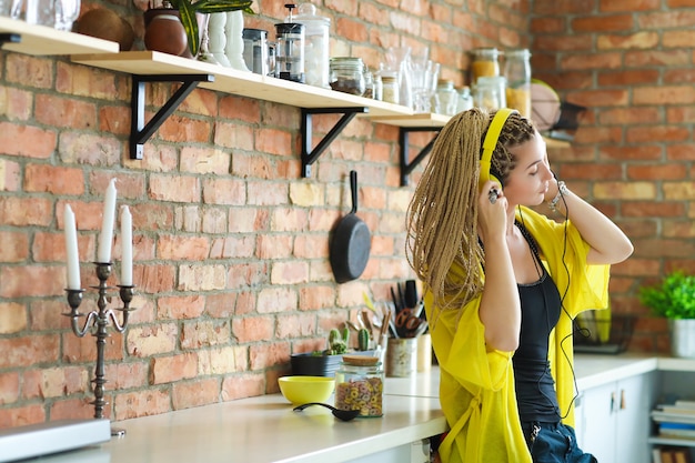 ドレッドヘアを持つ女性