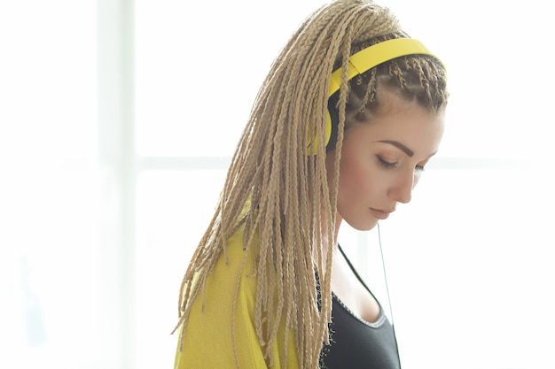 Foto gratuita donna con i dreadlocks