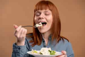 Foto gratuita donna con disturbo alimentare che cerca di mangiare sano