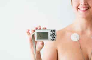 Foto gratuita donna con elettrodi tenendo monitor con cardiogramma