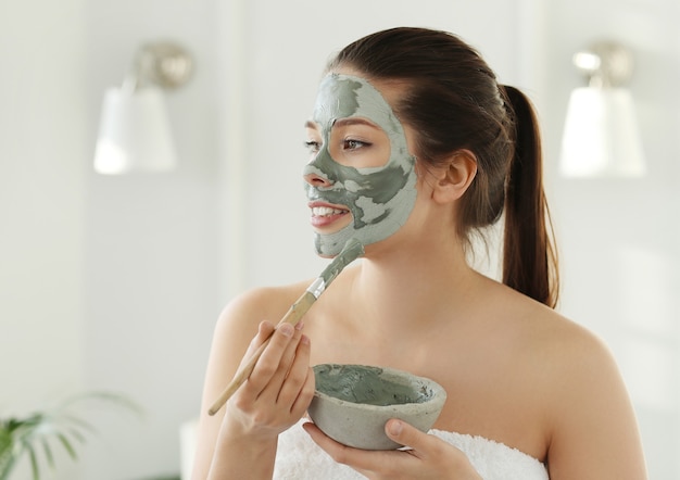 無料写真 スキンケアのための顔のマスクを持つ女性。美容コンセプト。