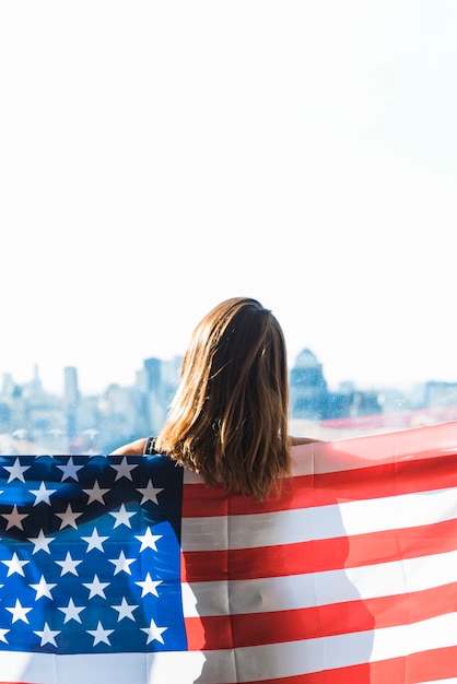 アメリカの国旗を持つ女性
