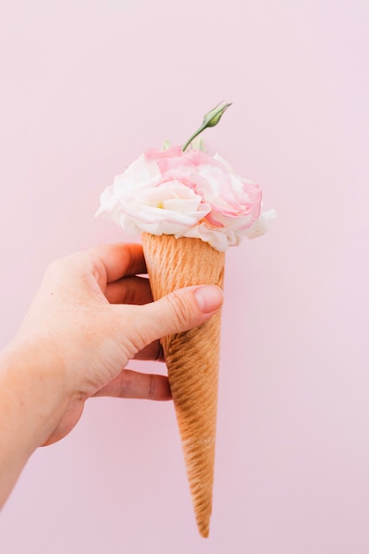 Foto gratuita donna con gelato ai fiori