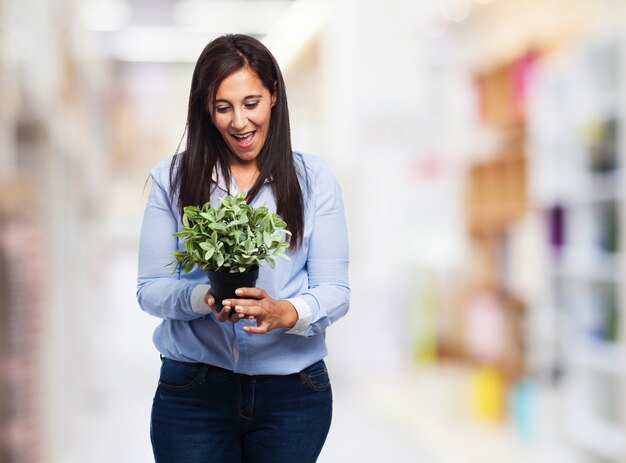 植物と植木鉢を持つ女性