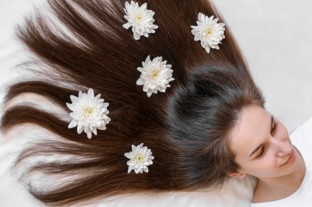 Бесплатное фото Женщина с цветами в волосах