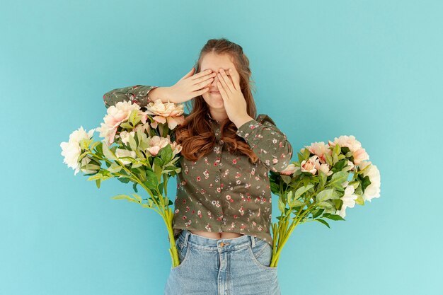 ポケットに花を持つ女性