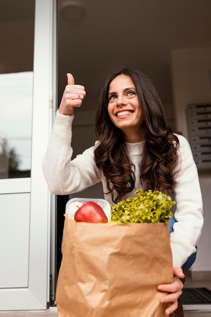 Женщина с пакетом продуктов