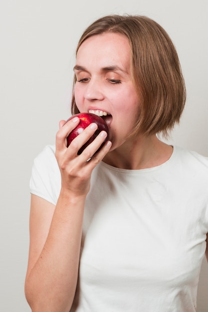 Foto gratuita donna con cibo