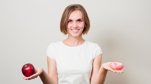 Foto gratuita donna con cibo