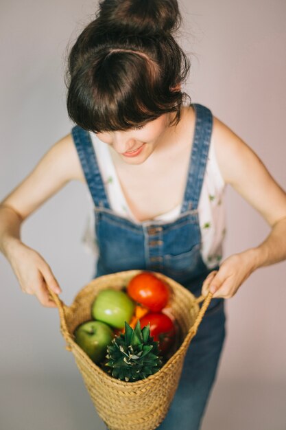 果物と野菜を持つ女性