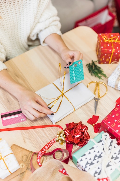 Free photo woman with gift box and credit card