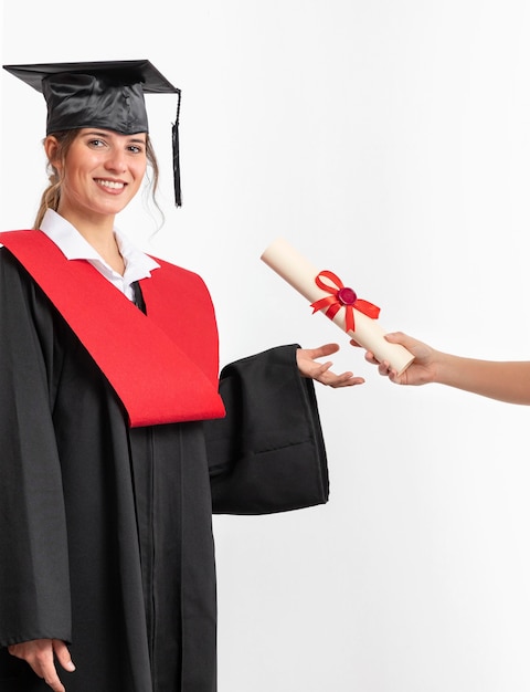 Foto gratuita donna con diploma di laurea